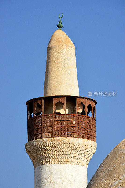 沙特阿拉伯，Al-Ahsa绿洲，qbbah / Ali Pasha清真寺的尖塔- Ibrahim城堡